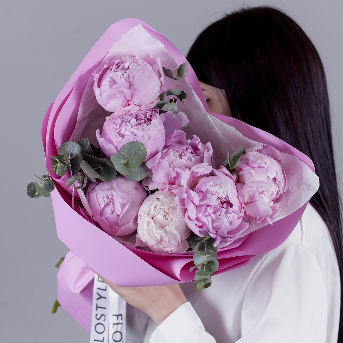 Букет из 7 розовых пионов